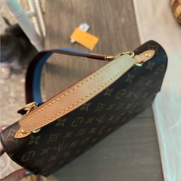 Louis Vuitton Cluny BB with removable leather shoulder strap - Picture 7 of 8